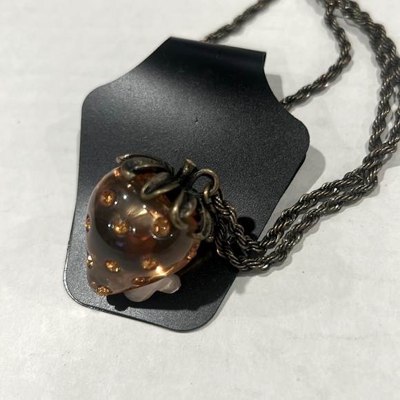 Vintage strawberry pendant chain necklace - Picture 5 of 5